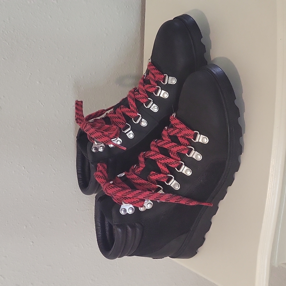 Sorel Ainsley black hiking boot 8.5 womens